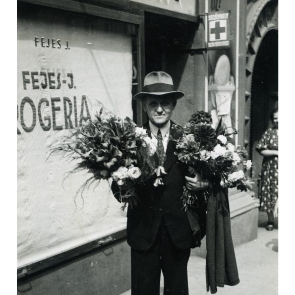 Fejes József drogériája, Budapest, XII. kerület Alkotás utca 13., elegáns férfi virágokkal, üzlet, kirakat, , Horthy-korszak, 1940-es évek. Eredeti fotó, papírkép.   