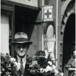 Fejes József drogériája, Budapest, XII. kerület Alkotás utca 13., elegáns férfi virágokkal, üzlet, kirakat, , Horthy-korszak, 1940-es évek. Eredeti fotó, papírkép.   