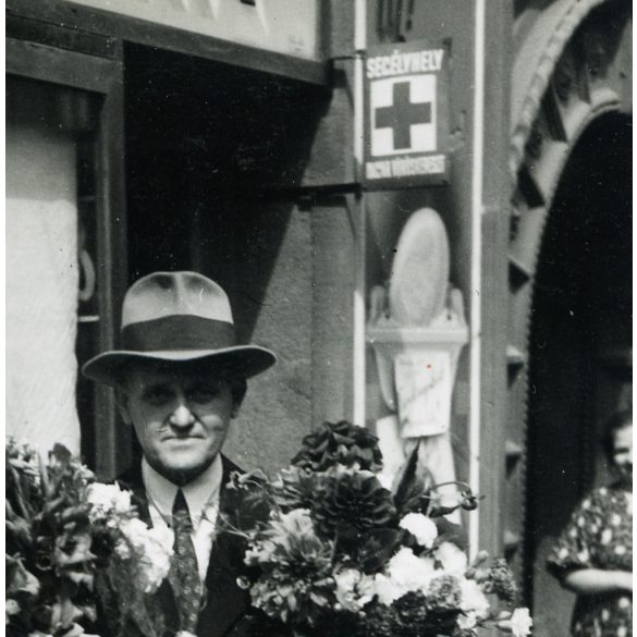 Fejes József drogériája, Budapest, XII. kerület Alkotás utca 13., elegáns férfi virágokkal, üzlet, kirakat, , Horthy-korszak, 1940-es évek. Eredeti fotó, papírkép.   