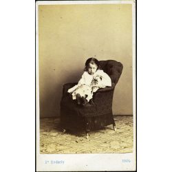   Korai Székely fotó, Dr. Székely József műterme, Bécs, Ausztria, elegáns kislány különös fotelben, 1864, 1860-as évek, Eredeti CDV, korai vizitkártya fotó.  