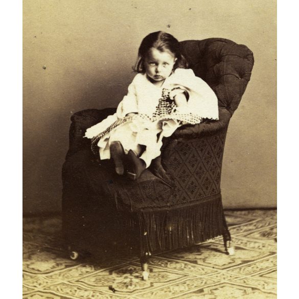 Korai Székely fotó, Dr. Székely József műterme, Bécs, Ausztria, elegáns kislány különös fotelben, 1864, 1860-as évek, Eredeti CDV, korai vizitkártya fotó.  
