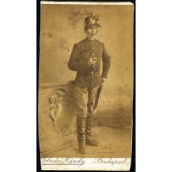   Pobuda Károly műterme, Budapest, tüzértiszt egyenruhában, lószőr forgós tüzér csákó, kard, szivar, katona, K.u.K., 1890, 1890-es évek, Eredeti CDV, vizitkártya fotó, szélei vágottak.   