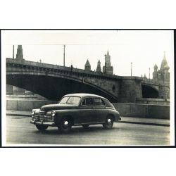   Nagyobb méret, korai Pobeda személygépkocsi, Moszkva, Szovjetunió, GAZ M 20, Pobeda, autó, jármű, közlekedés, kommunizmus, 1940-es évek, Eredeti fotó, hátulján feliratozott, bélyegzővel jelzett gyári sajtófotó. 