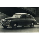 Nagyobb méret, korai Pobeda személygépkocsi, Moszkva, Szovjetunió, GAZ M 20, Pobeda, autó, jármű, közlekedés, kommunizmus, 1940-es évek, Eredeti fotó, hátulján feliratozott, bélyegzővel jelzett gyári sajtófotó. 