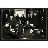 Nagyobb méret, Budapesti Főposta Rádiótávíró Osztály, rádiótávíró bemutatása, a fotón Kun Andor az Amerikai Magyar Népszava szerkesztője, sajtó, távközlés,  Horthy-korszak, 1930-as évek, Eredeti fotó, kartonra kasírozott papírkép + az eseményről tudó