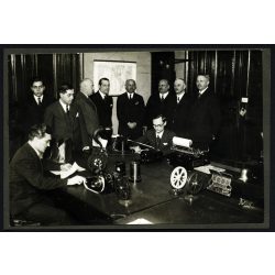   Nagyobb méret, Budapesti Főposta Rádiótávíró Osztály, rádiótávíró bemutatása, a fotón Kun Andor az Amerikai Magyar Népszava szerkesztője, sajtó, távközlés,  Horthy-korszak, 1930-as évek, Eredeti fotó, kartonra kasírozott papírkép + az eseményről tudó