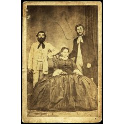   Kolb Péter műterme, Pest, elegáns nő szakállas férfiakkal, 1860-as évek, Eredeti CDV, vizitkártya fotó.   