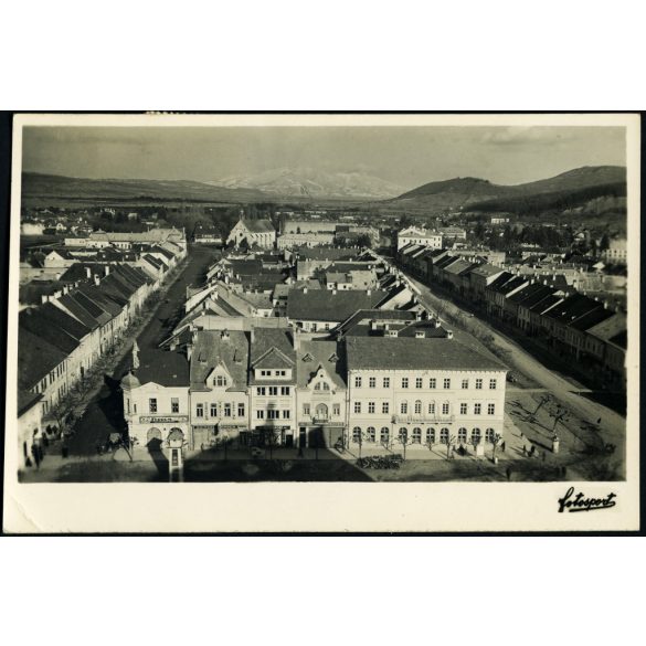 fotosport műterem, Beszterce, Erdély, városkép üzletekkel, kirakatokkal, magyar feliratokkal, reklám,  helytörténet, Horthy-korszak, 1940-es évek, Eredeti képeslap fotó, hátulján feliratozott, jelzett papírkép. 