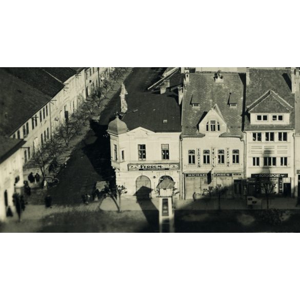 fotosport műterem, Beszterce, Erdély, városkép üzletekkel, kirakatokkal, magyar feliratokkal, reklám,  helytörténet, Horthy-korszak, 1940-es évek, Eredeti képeslap fotó, hátulján feliratozott, jelzett papírkép. 