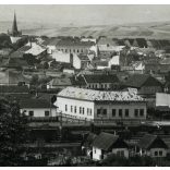 fotosport műterem, Bánffyhunyad, Erdély, városkép, Bossai kalapgyár, vasútállomás, magyar felirat, reklám,  helytörténet, Horthy-korszak, 1940-es évek, Eredeti képeslap fotó, hátulján feliratozott, jelzett papírkép.  
