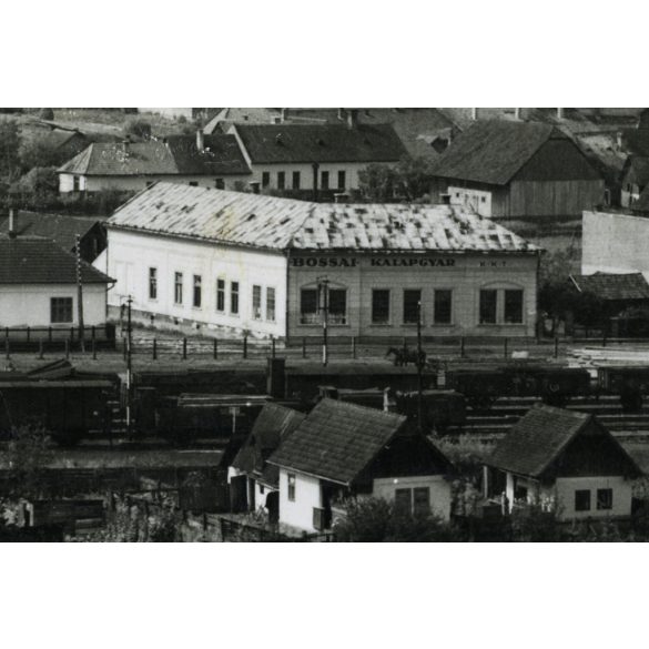 fotosport műterem, Bánffyhunyad, Erdély, városkép, Bossai kalapgyár, vasútállomás, magyar felirat, reklám,  helytörténet, Horthy-korszak, 1940-es évek, Eredeti képeslap fotó, hátulján feliratozott, jelzett papírkép.  