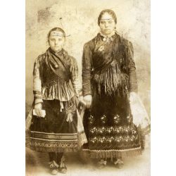   Lányok népviseletben, Dávod, ünnep, helytörténet, Bács-Kiskun megye, Baja, Horthy-korszak, 1920-as évek, Eredeti fotó, hátulján feliratozott papírkép.  