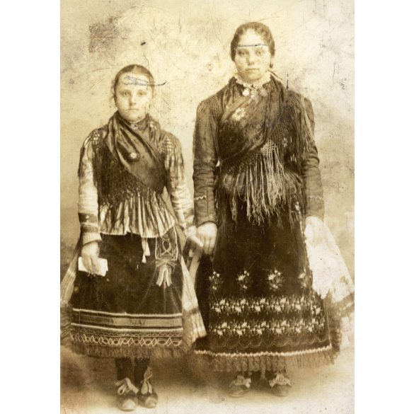 Lányok népviseletben, Dávod, ünnep, helytörténet, Bács-Kiskun megye, Baja, Horthy-korszak, 1920-as évek, Eredeti fotó, hátulján feliratozott papírkép.  