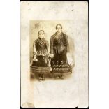 Lányok népviseletben, Dávod, ünnep, helytörténet, Bács-Kiskun megye, Baja, Horthy-korszak, 1920-as évek, Eredeti fotó, hátulján feliratozott papírkép.  