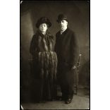 Foto-Lux műterem, Budapest, elegáns házaspár kalapban, bunda, prém, divat, szakáll, monarchia, 1910-es évek, Eredeti fotó, papírkép.  
