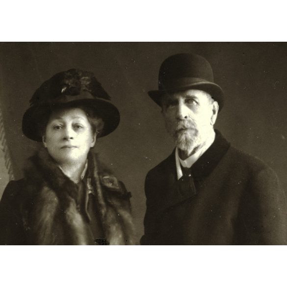 Foto-Lux műterem, Budapest, elegáns házaspár kalapban, bunda, prém, divat, szakáll, monarchia, 1910-es évek, Eredeti fotó, papírkép.  