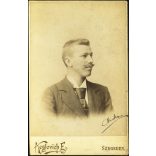 Keglovich műterem, Szeged, Meák Géza retusált bajusszal, elegáns fiatal férfi, nevesített, 1890-es évek, Eredeti, aláírt, szignózott kabinetfotó.  