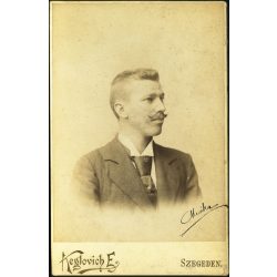   Keglovich műterem, Szeged, Meák Géza retusált bajusszal, elegáns fiatal férfi, nevesített, 1890-es évek, Eredeti, aláírt, szignózott kabinetfotó.  