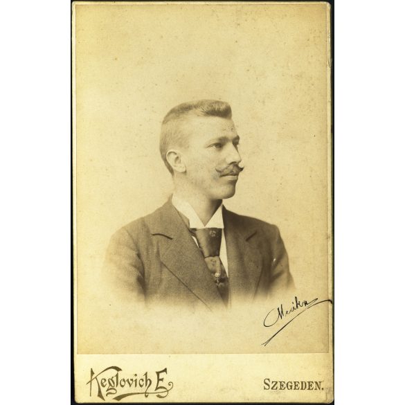 Keglovich műterem, Szeged, Meák Géza retusált bajusszal, elegáns fiatal férfi, nevesített, 1890-es évek, Eredeti, aláírt, szignózott kabinetfotó.  