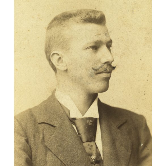 Keglovich műterem, Szeged, Meák Géza retusált bajusszal, elegáns fiatal férfi, nevesített, 1890-es évek, Eredeti, aláírt, szignózott kabinetfotó.  