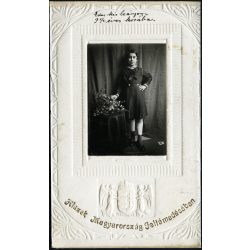   Nagyobb méret, Vidor Fotosalon, Budapest, kislány, Koós László Éva virágokkal, „Hiszek Magyarország Feltámadásában” felirat, magyar címer, nevesített, Horthy-korszak, 1933, 1930-as évek, Eredeti, pecséttel jelzett, dombornyomott, irredenta feliratú k