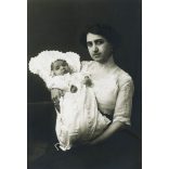 Magyar Miniatűr Fényképészeti Vállalat műterem, Budapest, anya gyermekével, fotó automata, monarchia, 1910-es évek, Eredeti fotó, pecséttel jelzett ritka papírkép.   