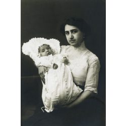   Magyar Miniatűr Fényképészeti Vállalat műterem, Budapest, anya gyermekével, fotó automata, monarchia, 1910-es évek, Eredeti fotó, pecséttel jelzett ritka papírkép.   