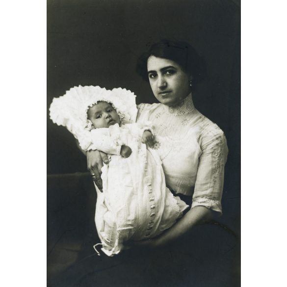 Magyar Miniatűr Fényképészeti Vállalat műterem, Budapest, anya gyermekével, fotó automata, monarchia, 1910-es évek, Eredeti fotó, pecséttel jelzett ritka papírkép.   