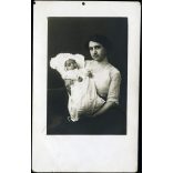 Magyar Miniatűr Fényképészeti Vállalat műterem, Budapest, anya gyermekével, fotó automata, monarchia, 1910-es évek, Eredeti fotó, pecséttel jelzett ritka papírkép.   