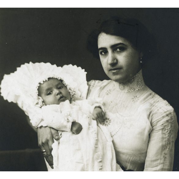 Magyar Miniatűr Fényképészeti Vállalat műterem, Budapest, anya gyermekével, fotó automata, monarchia, 1910-es évek, Eredeti fotó, pecséttel jelzett ritka papírkép.   