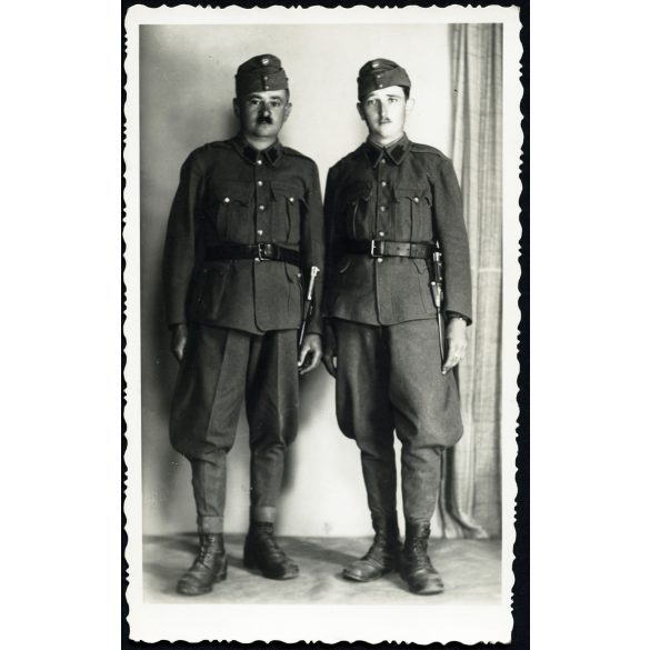 Lusztig Foto, Balassagyarmat, magyar katonák egyenruhában, fegyver, bajonett, 2. világháború, helytörténet, Horthy-korszak, 1940-es évek, Eredeti fotó, pecséttel jelzett papírkép. 