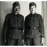 Lusztig Foto, Balassagyarmat, magyar katonák egyenruhában, fegyver, bajonett, 2. világháború, helytörténet, Horthy-korszak, 1940-es évek, Eredeti fotó, pecséttel jelzett papírkép. 
