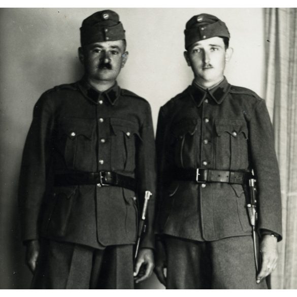 Lusztig Foto, Balassagyarmat, magyar katonák egyenruhában, fegyver, bajonett, 2. világháború, helytörténet, Horthy-korszak, 1940-es évek, Eredeti fotó, pecséttel jelzett papírkép. 