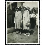 Pünkösd vasárnap, Szentiván, Felvidék, elegáns nők kalapban, retiküllel, ünnep, helytörténet, Horthy-korszak, 1931, 1930-as évek, Eredeti fotó, hátulján feliratozott papírkép. 