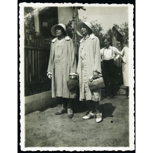 Pünkösd vasárnap, Szentiván, Felvidék, elegáns nők kalapban, retiküllel, ünnep, helytörténet, Horthy-korszak, 1931, 1930-as évek, Eredeti fotó, hátulján feliratozott papírkép. 