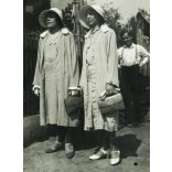 Pünkösd vasárnap, Szentiván, Felvidék, elegáns nők kalapban, retiküllel, ünnep, helytörténet, Horthy-korszak, 1931, 1930-as évek, Eredeti fotó, hátulján feliratozott papírkép. 