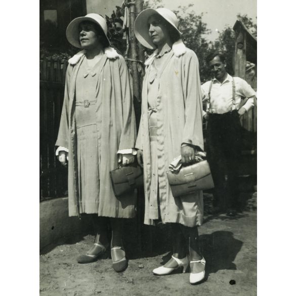 Pünkösd vasárnap, Szentiván, Felvidék, elegáns nők kalapban, retiküllel, ünnep, helytörténet, Horthy-korszak, 1931, 1930-as évek, Eredeti fotó, hátulján feliratozott papírkép. 