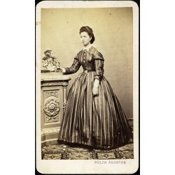   Bülch Ágoston műterme, Pest, elegáns nő gyönyörű ruhában, csíkos ruha, monarchia,  1860-as évek, Eredeti CDV, korai vizitkártya fotó gyönyörű hátlappal.   méret megközelítőleg (centiméterben): 6 x 10.5  Használt! Eredeti nagyítás! Nem reprint, nem má