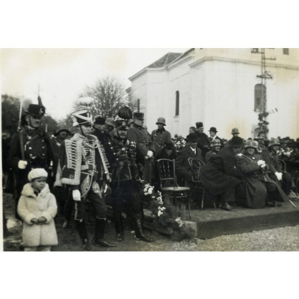 Hősi Emlékmű avatása, Kisbér, főtiszt, főnemes, csendőrtiszt, díszegyenruha, katona, ünnep, egyenruha, Horthy-korszak, 1933. 11. 01., 1930-as évek, Eredeti fotó, papírkép, hátulján ragasztásnyomok.