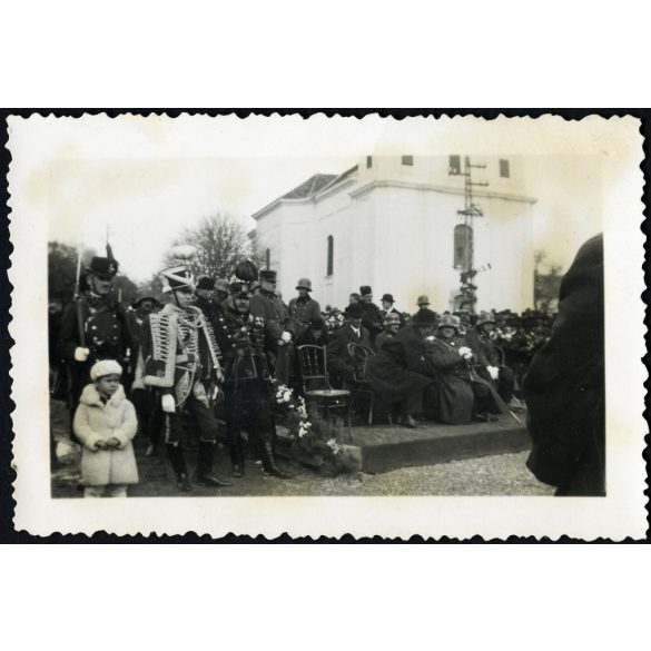 Hősi Emlékmű avatása, Kisbér, főtiszt, főnemes, csendőrtiszt, díszegyenruha, katona, ünnep, egyenruha, Horthy-korszak, 1933. 11. 01., 1930-as évek, Eredeti fotó, papírkép, hátulján ragasztásnyomok.