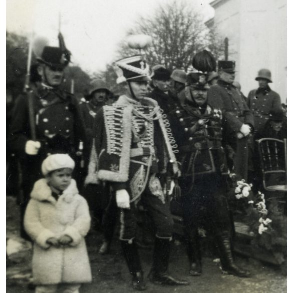 Hősi Emlékmű avatása, Kisbér, főtiszt, főnemes, csendőrtiszt, díszegyenruha, katona, ünnep, egyenruha, Horthy-korszak, 1933. 11. 01., 1930-as évek, Eredeti fotó, papírkép, hátulján ragasztásnyomok.