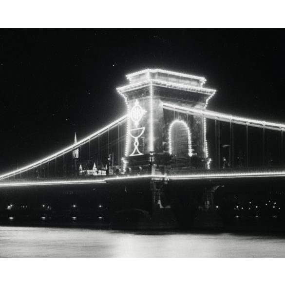 Ritka részletgazdag éjszakai felvétel, Budapest, Eucharisztikus-világkongresszus díszfényei, Lánchíd, Duna, egyház, vallás,  Horthy-korszak, helytörténet, 1938, 1930-as évek, Eredeti fotó, papírkép.   