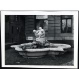 Lányi Dezső „Játszó gyermekek” szobra a Tabánban, Budapest, művészet, Horthy-korszak, a szobor 1945-ben az ostrom alatt elpusztult, helytörténet, 1930-as évek, Eredeti fotó, papírkép.   