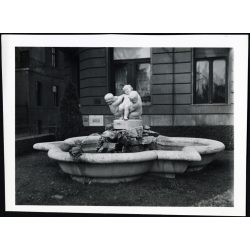   Lányi Dezső „Játszó gyermekek” szobra a Tabánban, Budapest, művészet, Horthy-korszak, a szobor 1945-ben az ostrom alatt elpusztult, helytörténet, 1930-as évek, Eredeti fotó, papírkép.   