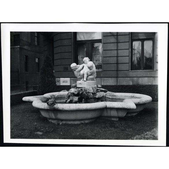 Lányi Dezső „Játszó gyermekek” szobra a Tabánban, Budapest, művészet, Horthy-korszak, a szobor 1945-ben az ostrom alatt elpusztult, helytörténet, 1930-as évek, Eredeti fotó, papírkép.   