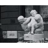 Lányi Dezső „Játszó gyermekek” szobra a Tabánban, Budapest, művészet, Horthy-korszak, a szobor 1945-ben az ostrom alatt elpusztult, helytörténet, 1930-as évek, Eredeti fotó, papírkép.   