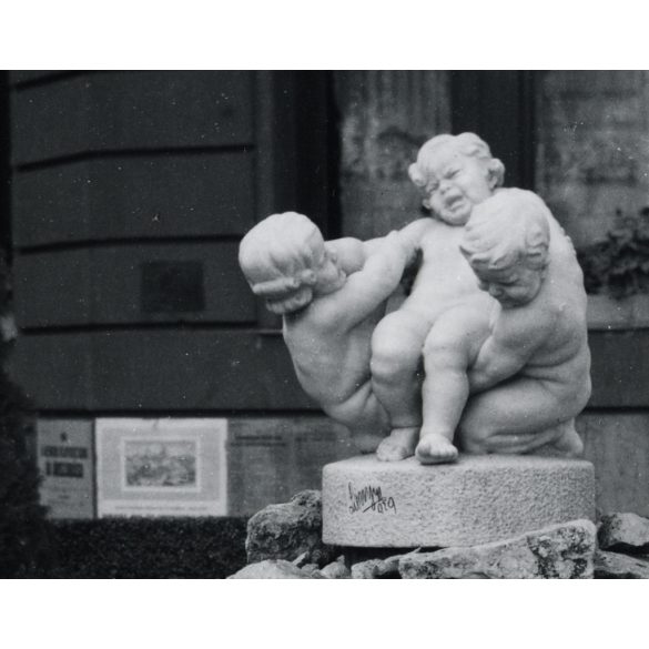 Lányi Dezső „Játszó gyermekek” szobra a Tabánban, Budapest, művészet, Horthy-korszak, a szobor 1945-ben az ostrom alatt elpusztult, helytörténet, 1930-as évek, Eredeti fotó, papírkép.   
