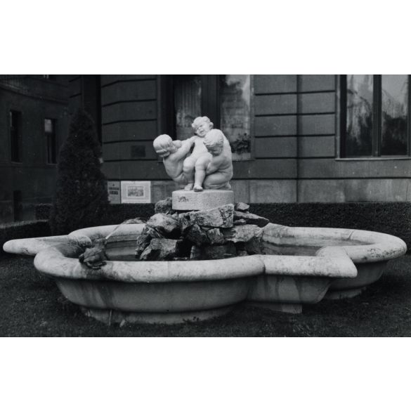 Lányi Dezső „Játszó gyermekek” szobra a Tabánban, Budapest, művészet, Horthy-korszak, a szobor 1945-ben az ostrom alatt elpusztult, helytörténet, 1930-as évek, Eredeti fotó, papírkép.   