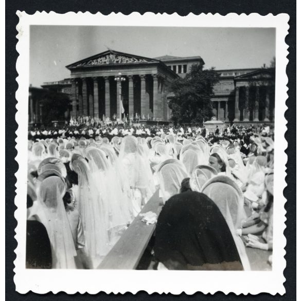 Elsőáldozó lányok, Budapest, Eucharisztikus-világkongresszus, Hősök tere, Városliget, ünnep, egyház, vallás,  Horthy-korszak, helytörténet, 1938, 1930-as évek, Eredeti fotó, papírkép.  