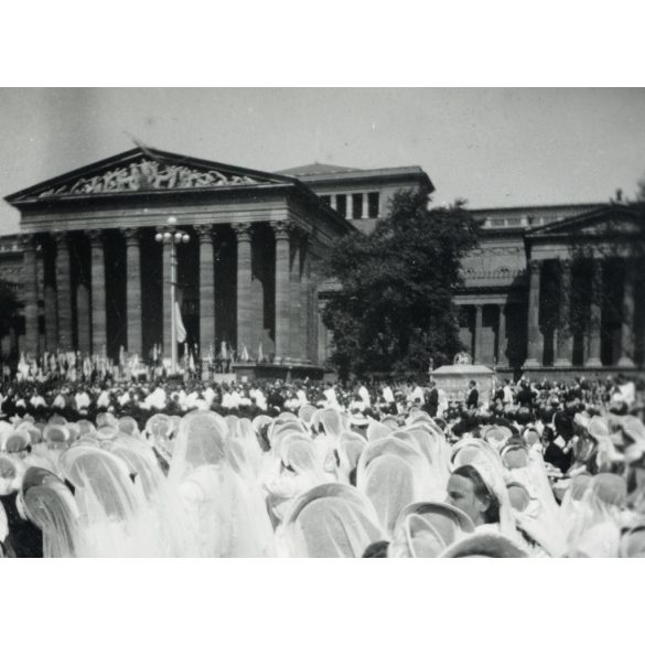 Elsőáldozó lányok, Budapest, Eucharisztikus-világkongresszus, Hősök tere, Városliget, ünnep, egyház, vallás,  Horthy-korszak, helytörténet, 1938, 1930-as évek, Eredeti fotó, papírkép.  